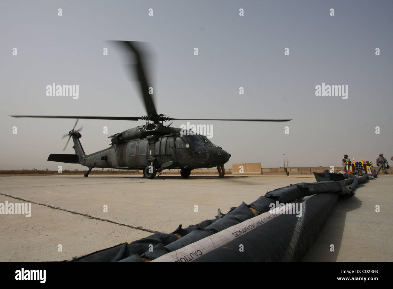 19. März 2008 - Camp Taji, Taji, Irak - A UH-60 Blackhawk Hubschrauber bemannt von Soldaten der Truppe S, 4. Geschwader 3. gepanzerte Stryker Regiment ist am Camp Taji, Irak aufgetankt. (Kredit-Bild: © Simon Klingert/ZUMA Press) Einschränkungen: * Deutschland Rechte heraus * Stockfoto