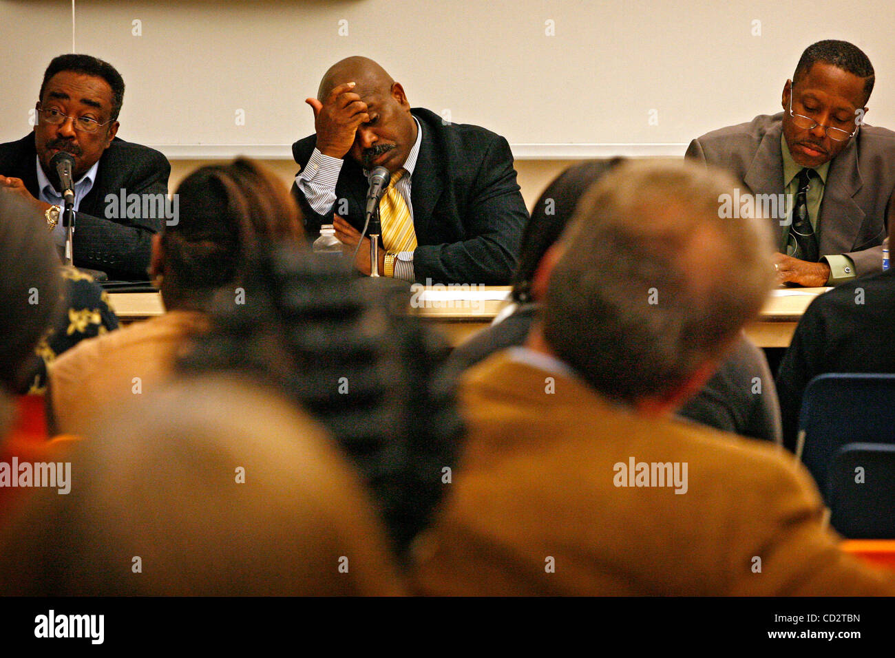 SP 285401 FOUN naydebate Beschriftung: (20.03.2008 St. Petersburg) L-r: Florida Haus Bezirk 55 Kandidaten Earnest Williams, Charles McKenzie und Darryl Rouson nehmen Sie Fragen aus dem Publikum auf einem Kandidaten-Forum an der Henoch Davis Center in St. Petersburg am 20. März 2008.  EDMUND D. BRUNNEN | Stockfoto