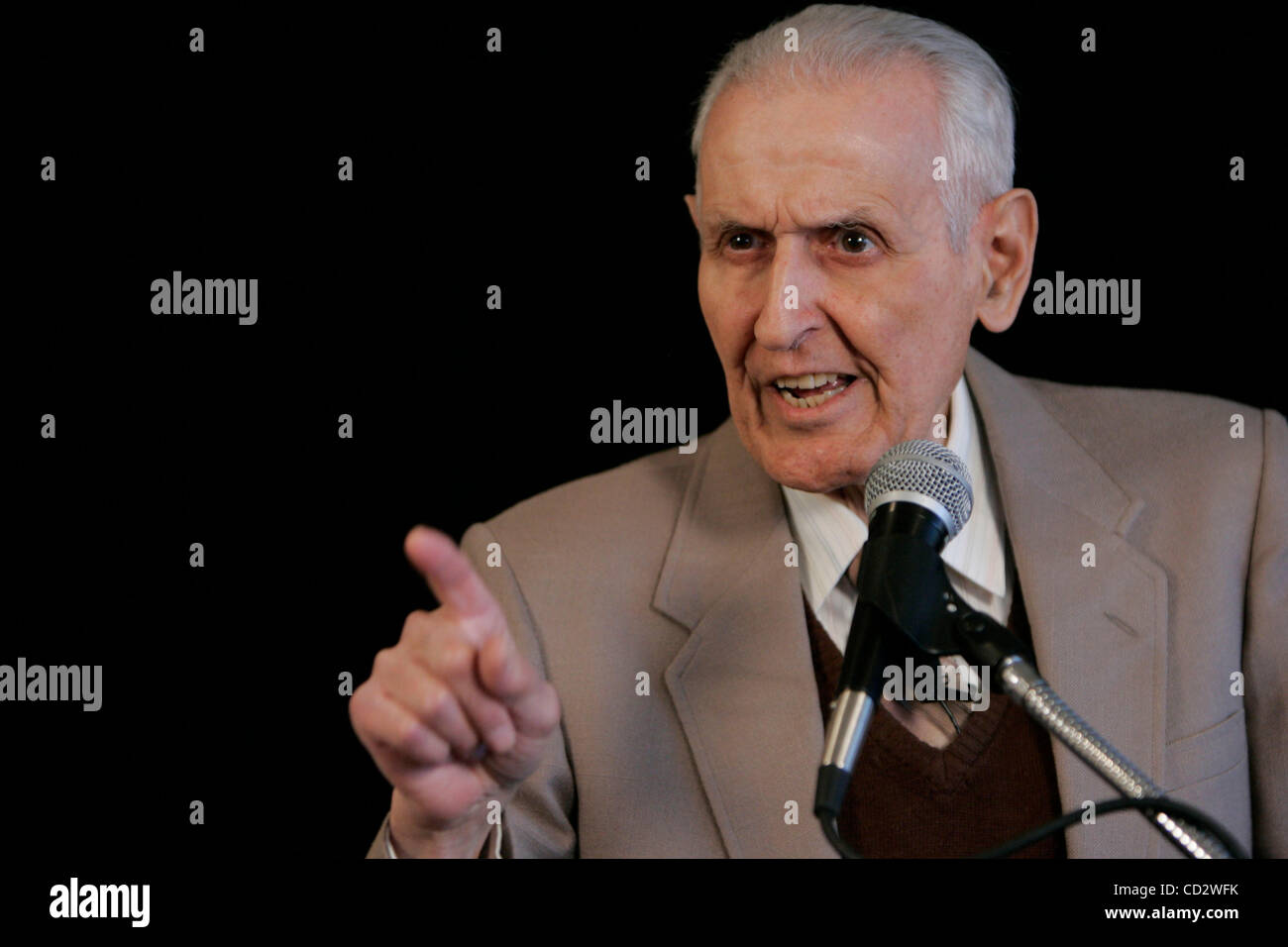 24. März 2008 - Southfield, Michigan, USA - Dr. JACK KEVORKIAN, Alter 79 aka "Dr. Death" kündigt seinen Lauf für den US-Kongress in Southfield. Kevorkian läuft im 9. Kongreßbezirk, vertreten durch US Rep Joe Knollenberg, R-Bloomfield Township. Am 26. März 1999 war Kevorkian c Stockfoto