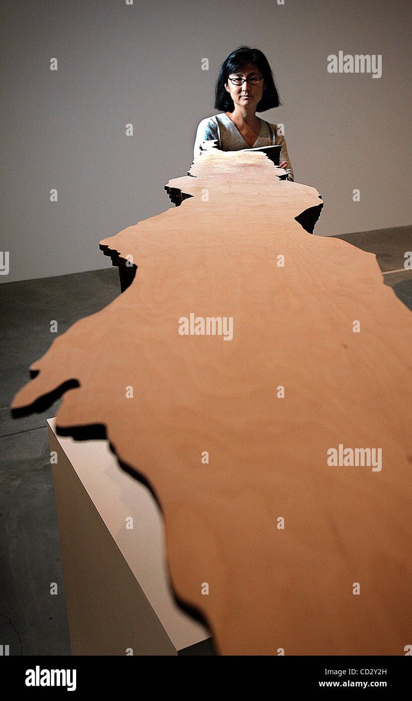 4. April 2008 - SAN DIEGO, CA - Künstlerin Maya Lin und arbeitet in ihrer Ausstellung im Museum of Contemporary Art-obligatorische Credit: Foto von Bruce K. Huff/San Diego Union-Tribune/ZUMA PRESS. Copyright 2008, April 2008 - SAN DIEGO, CA --obligatorische Credit: Foto von Bruce K. Huff/San Diego Union-Tribune/ZU Stockfoto