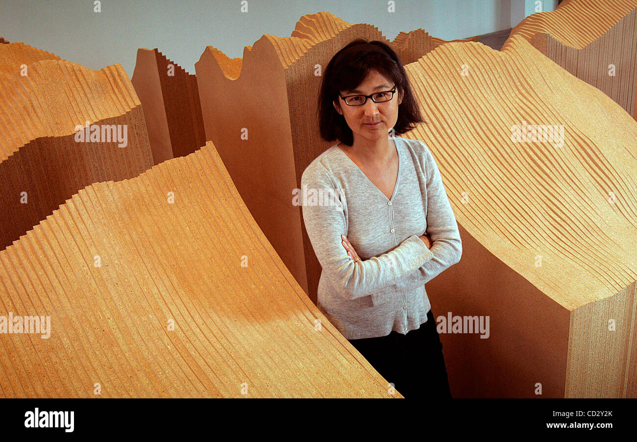4. April 2008 - SAN DIEGO, CA - Künstlerin Maya Lin und arbeitet in ihrer Ausstellung im Museum of Contemporary Art-obligatorische Credit: Foto von Bruce K. Huff/San Diego Union-Tribune/ZUMA PRESS. Copyright 2008, April 2008 - SAN DIEGO, CA --obligatorische Credit: Foto von Bruce K. Huff/San Diego Union-Tribune/ZU Stockfoto