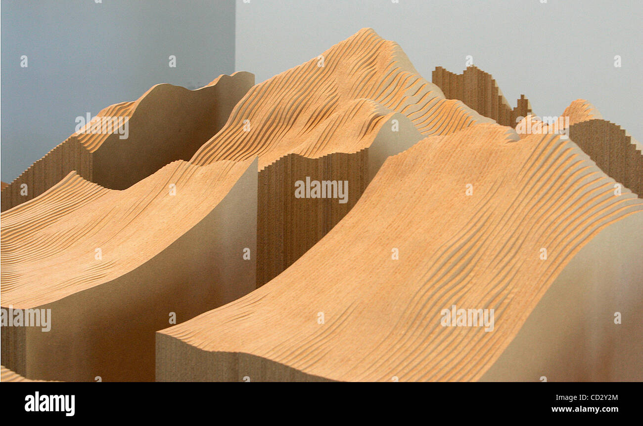 4. April 2008 - SAN DIEGO, CA - Künstlerin Maya Lin und arbeitet in ihrer Ausstellung im Museum of Contemporary Art-obligatorische Credit: Foto von Bruce K. Huff/San Diego Union-Tribune/ZUMA PRESS. Copyright 2008, April 2008 - SAN DIEGO, CA --obligatorische Credit: Foto von Bruce K. Huff/San Diego Union-Tribune/ZU Stockfoto