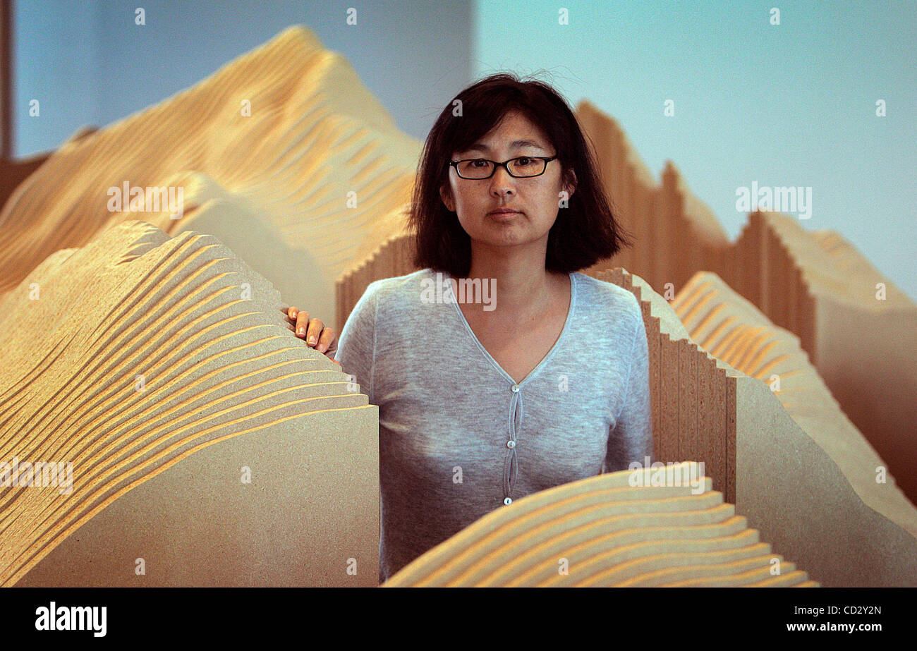 4. April 2008 - SAN DIEGO, CA - Künstlerin Maya Lin und arbeitet in ihrer Ausstellung im Museum of Contemporary Art-obligatorische Credit: Foto von Bruce K. Huff/San Diego Union-Tribune/ZUMA PRESS. Copyright 2008, April 2008 - SAN DIEGO, CA --obligatorische Credit: Foto von Bruce K. Huff/San Diego Union-Tribune/ZU Stockfoto