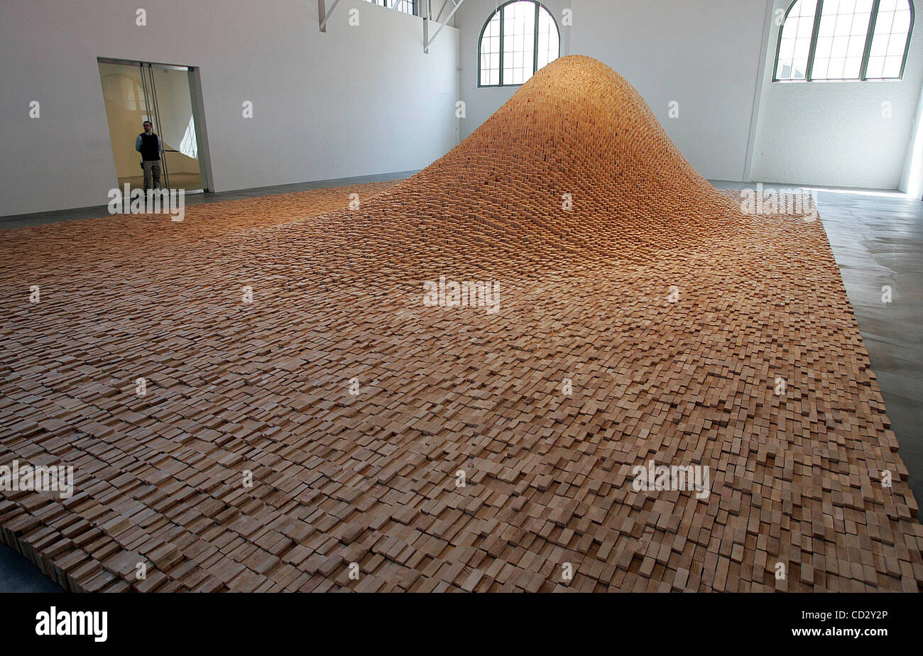 4. April 2008 - SAN DIEGO, CA - Künstlerin Maya Lin und arbeitet in ihrer Ausstellung im Museum of Contemporary Art-obligatorische Credit: Foto von Bruce K. Huff/San Diego Union-Tribune/ZUMA PRESS. Copyright 2008, April 2008 - SAN DIEGO, CA --obligatorische Credit: Foto von Bruce K. Huff/San Diego Union-Tribune/ZU Stockfoto