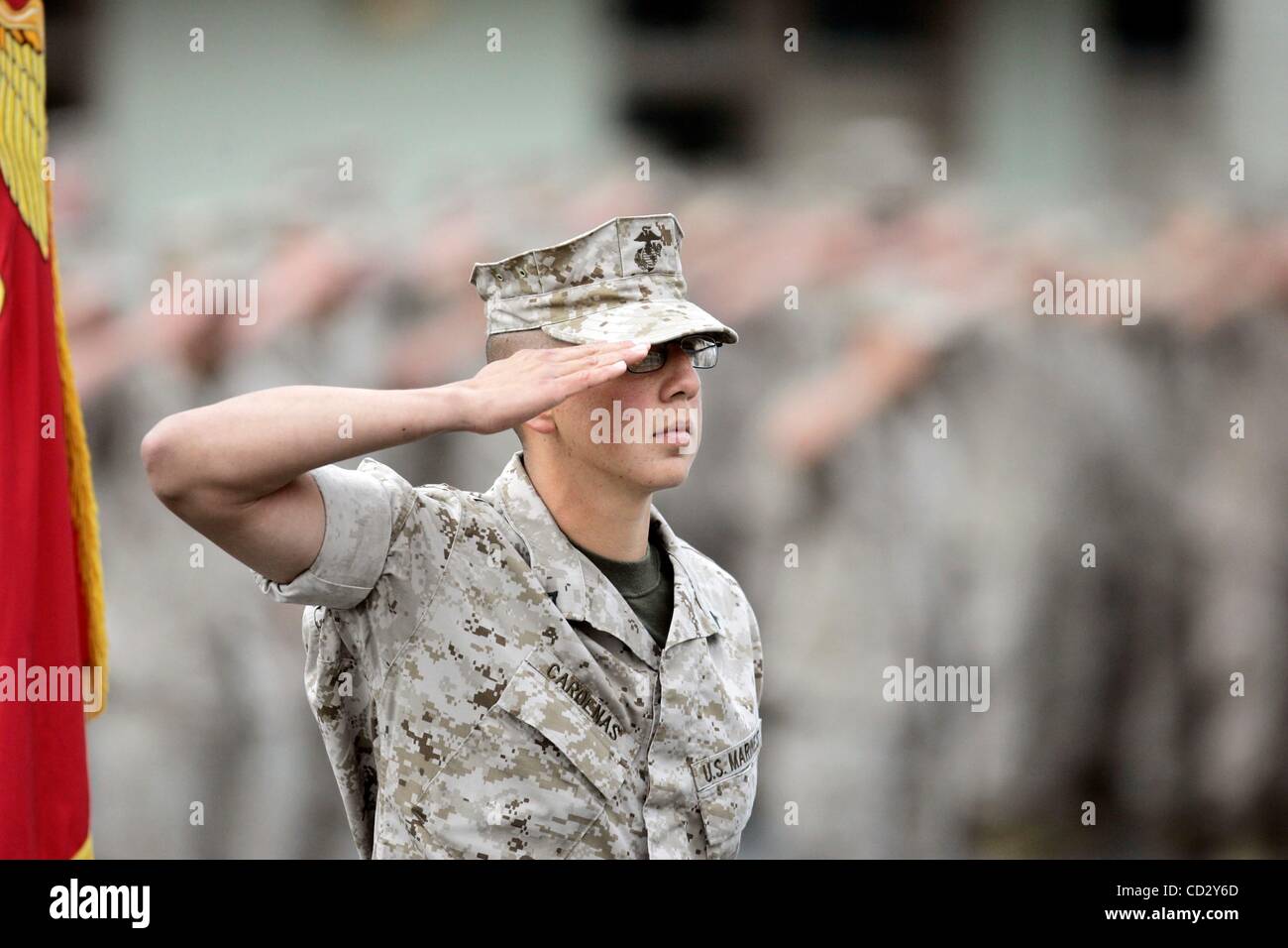 28. März 2008 - Camp Pendleton, Kalifornien, USA - Lance Cpl. MOSES CARDENAS salutiert während einer Zeremonie zu Ehren am Freitag in Camp Pendleton, Kalifornien, Silver Star. Cardenas erhielt den Silver Star für die Rettung einer verwundeten Marines unter schwerem Beschuss im Irak. Cardenas wurde erschossen in den Hals während der in Stockfoto