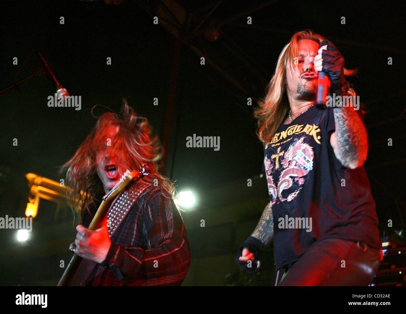 3. April 2008 spielen - West Palm Beach, Florida, USA - VINCE NEIL und seine all-star Band ein kostenloses Konzert für die Clematis von Nacht-Menge in der Innenstadt von West Palm Beach Donnerstag.   Die anderen Bandmitglieder sind Dana Strum am Bass, JEFF BLANDO an der Gitarre und Zoltan Cheney am Schlagzeug. (Kredit-Bild: © Richard Grau Stockfoto