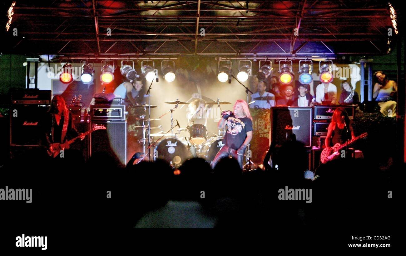 3. April 2008 spielen - West Palm Beach, Florida, USA - VINCE NEIL und seine all-star Band ein kostenloses Konzert für die Clematis von Nacht-Menge in der Innenstadt von West Palm Beach Donnerstag.   Die anderen Bandmitglieder sind Dana Strum am Bass, JEFF BLANDO an der Gitarre und Zoltan Cheney am Schlagzeug. (Kredit-Bild: © Richard Grau Stockfoto