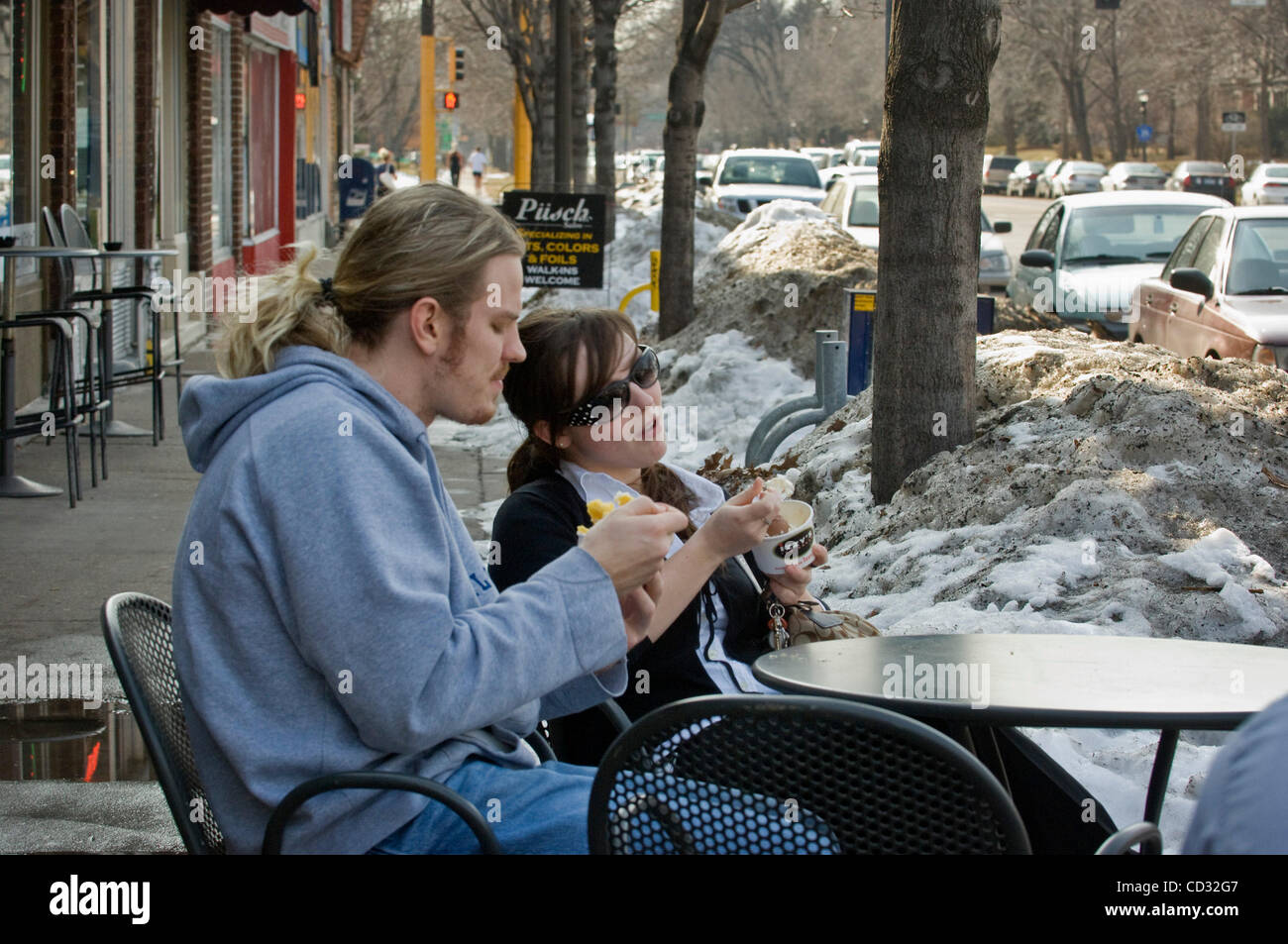 DAVID BREWSTER Ï dbrewster@startribune.com Thursday 04/03/08 St.Paul warmem Wetter] was für ein Unterschied ein paar Tage zu machen. Mit den Überresten des Montags Sturm hinter ihnen schmelzen Hannah Schmidz und Ryan Mullaney genossen Eis auf dem Bürgersteig vor ISI Eis entlang Stockfoto