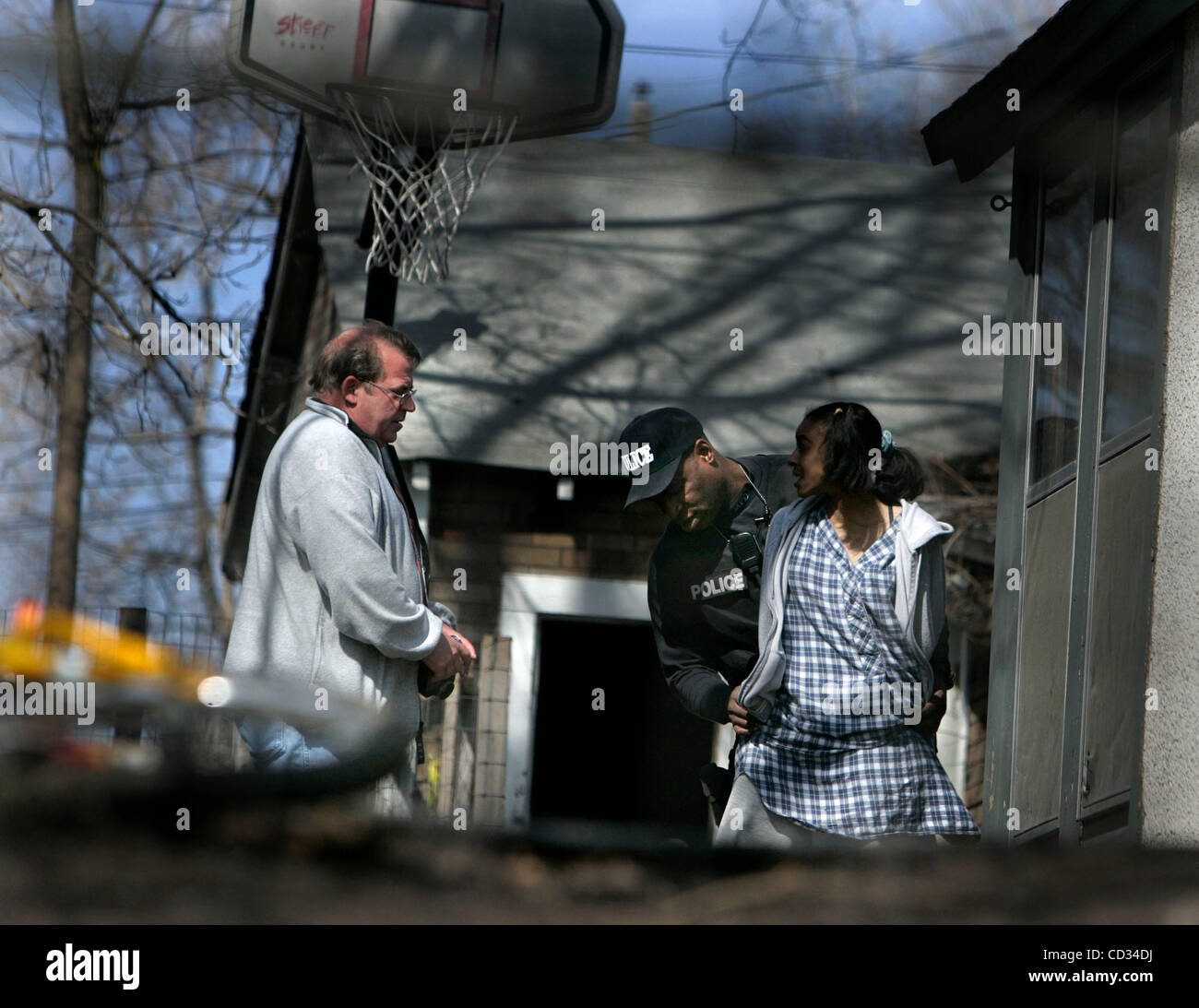 ELIZABETH FLORES â €¢ eflores@startribune.com 4 April 208 - Minneapolis, MN - Minneapolis Stadt Inspektor (Name? erhalten) und Richard Jackson eine Frau erklärte, es illegal war, Strom aus dem Hause stehlen sie und ihr Freund und Kinder in lebten, Minneapolis-Polizist.  Ja Stockfoto