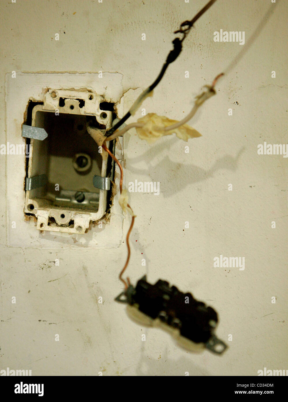 ELIZABETH FLORES â €¢ eflores@startribune.com 4 April 208 - Minneapolis, MN - Beweise für illegale Verdrahtung ist offensichtlich nach Minneapolis Polizist Richard Jackson und eine Minneapolis Stadt Inspektor ein North Minneapolis nach Hause überfallen. (Kredit-Bild: © Elizabeth Flores/Star Tribune/ZUMA Press) Stockfoto