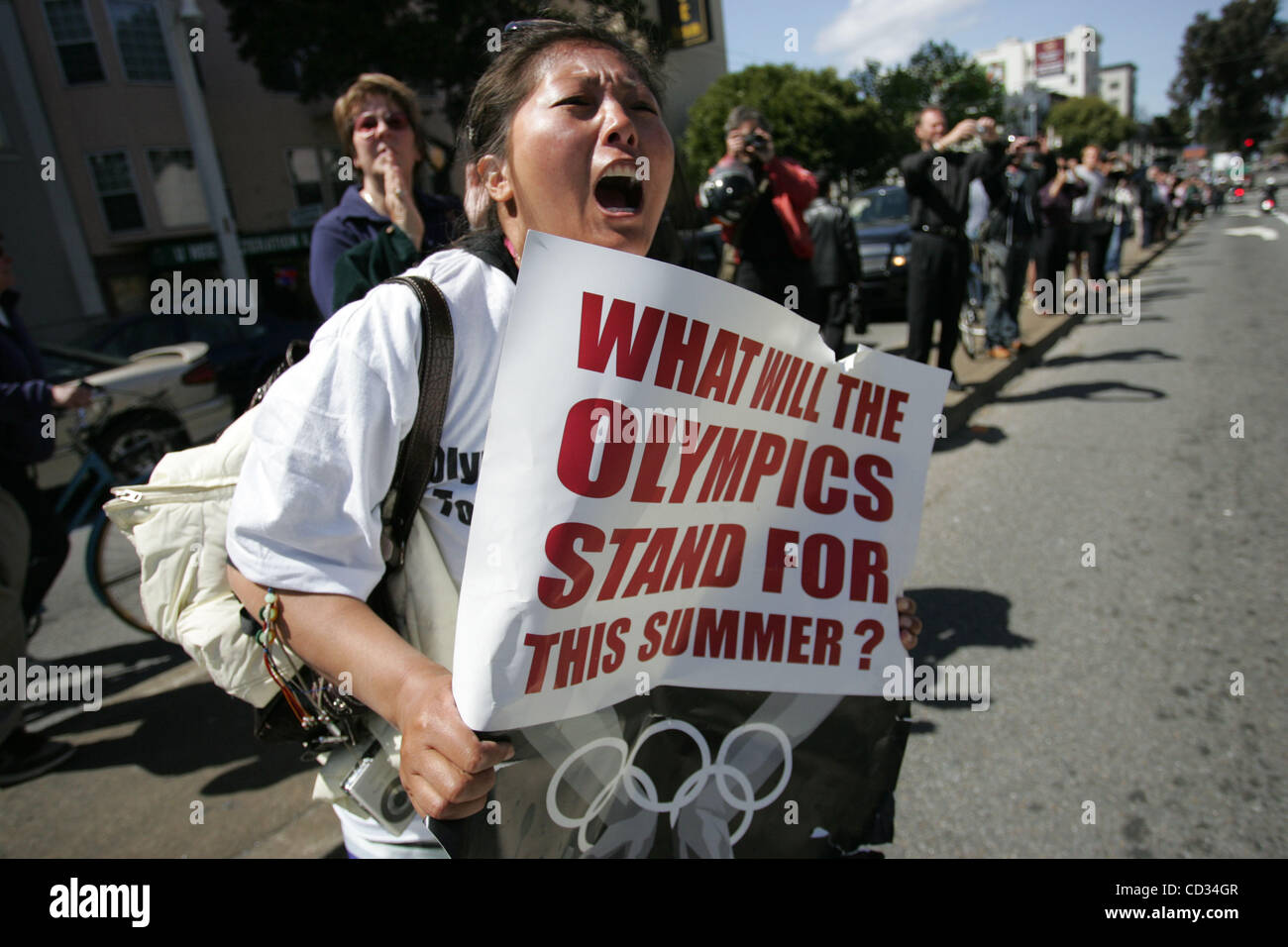 9. April 2008 schreit als die Olympische Fackel-Relais-Pässe von ihr in San Francisco - San Francisco, Kalifornien, USA - A tibetische Demonstranten. (Bild Kredit: Stockfoto