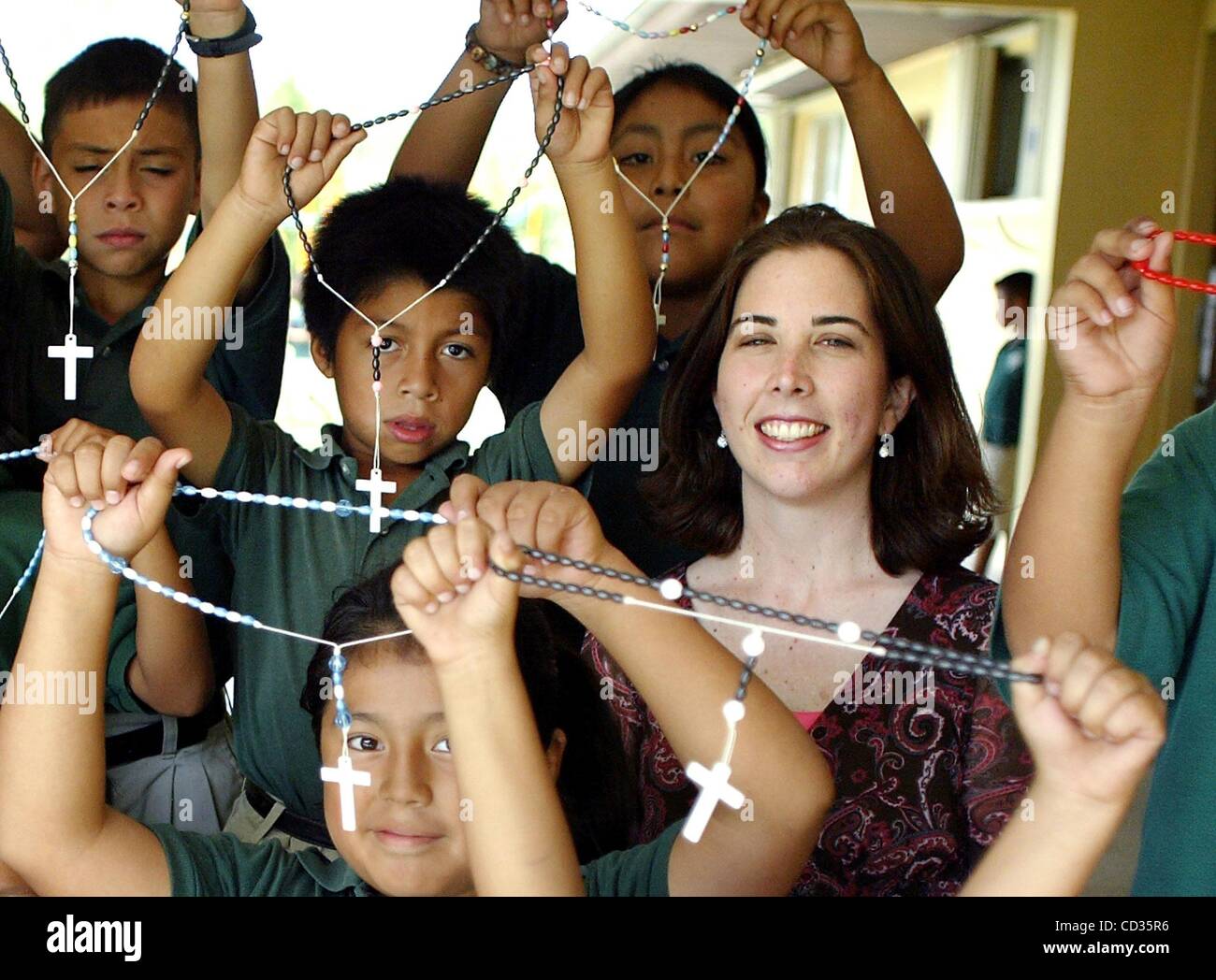 11. April 2008 - Indiantown, Florida, USA - Hoffnung Rural zweite Klasse Schüler in Katherine Murphy, zweiter von rechts, Klasse gemacht-Rosenkränze, durch den Papst in Washington D.C. nächste Woche gesegnet zu sein. Murphy plant, die Rosenkränze zu einer Masse, die vom Papst gegeben. (Kredit-Bild: © Meghan McCarth Stockfoto