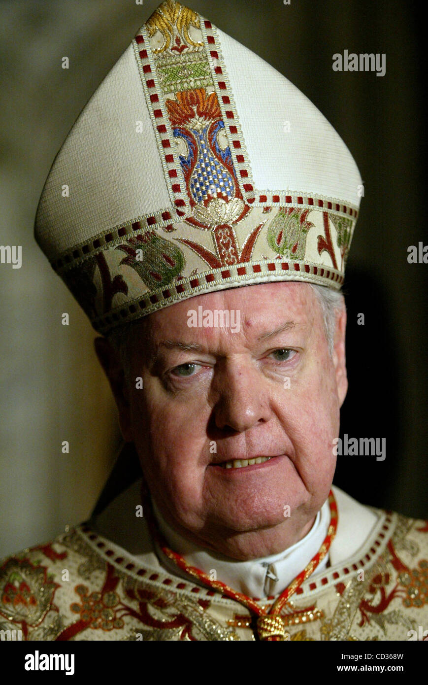 Edward Cardinal Egan im sonntäglichen Gottesdienst vor Papst Benedict XVI besucht New York City am Ende der Woche. Gemeindemitglieder versammelten sich zum sonntäglichen Gottesdienst in der St. Patricks Cathedral. Bildnachweis: Mariela Lombard / ZUMA Press. Stockfoto