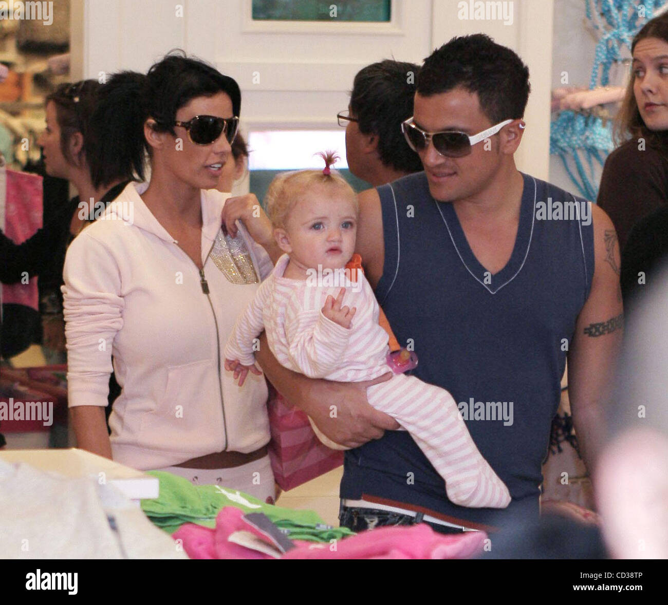 Los Angeles, 2008-4-19 / KATIE PRICE und PETER ANDRE shopping mit ihrer Tochter PRINCESS TIAAMII (Credit-Bild: © Laguna Bilder/ZUMA drücken) Stockfoto