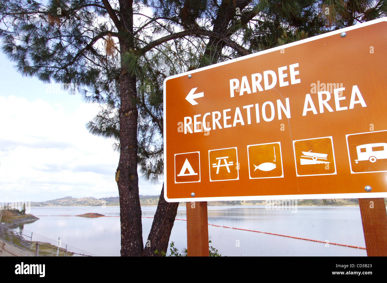 Ein Schild weist den Weg zum Pardee Stausee östlich von Lockeford, Kalifornien auf Mittwoch, 23. April 2008. Pardee liegt östlich von Camanche Reservoir. Camanche Stausee hat eine Kapazität von 417.120 Hektar großen Füße. Im Jahr 1988 Dürre Camanche wurde praktisch trocken fallen auf nur 10.000 Hektar großen Füße – zwei Pe Stockfoto