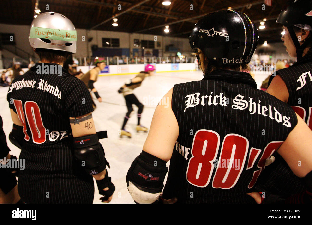 Oakland Räuber Roundhouse Rhonda und Ziegel Schilde schauen Sie sich die Konkurrenz vor ihrer Heimkehr über gegen die San Francisco ShEvil tot in der Trockeneis-Rollhockey-Arena auf Samstag, 26. April 2008, in Oakland, Kalifornien Die Outlaws gewann den Kampf. (Jane Sommerkonzerte/der Oakland Tribune) Stockfoto