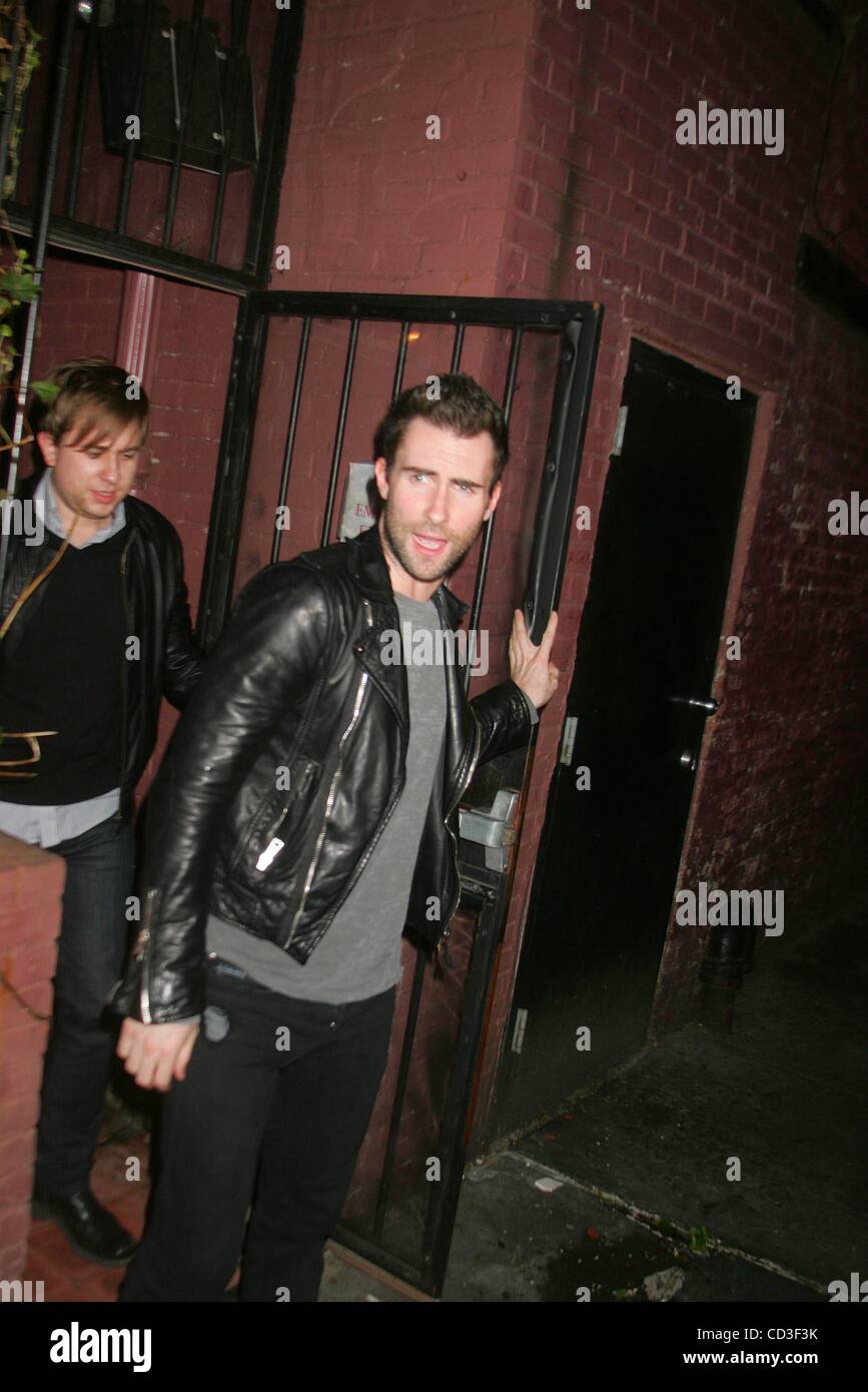 29. April 2008 - New York, New York, USA - ADAM LEVINE (von MAROON 5) verlassen WAVERLY INN WAVERLY Platz NEW YORK NewYork 29.04.2008.       2008.ADAM LEVINE. K58128RM (Kredit-Bild: © Rick Mackler/Globe Photos/ZUMAPRESS.com) Stockfoto