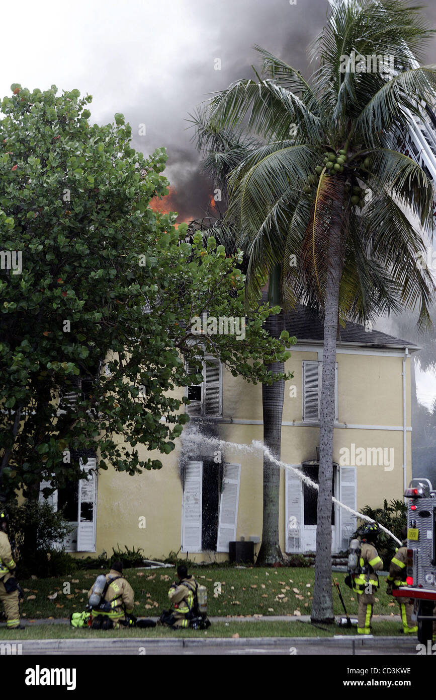 050508 traf Feuer 5--Palm Beach Post Mitarbeiter Foto von Taylor Jones. PALM BEACH/0052579A. FÜR GESCHICHTE UND WEB. PALM BEACH. 416 Brazilian Ave, Palm Beach.  Ein Hund starb in den Flammen und einer überlebt. Inhaber James Barker angekommen und Gebäude betrat, bevor er durfte und in Handschellen Weg genommen. Th Stockfoto