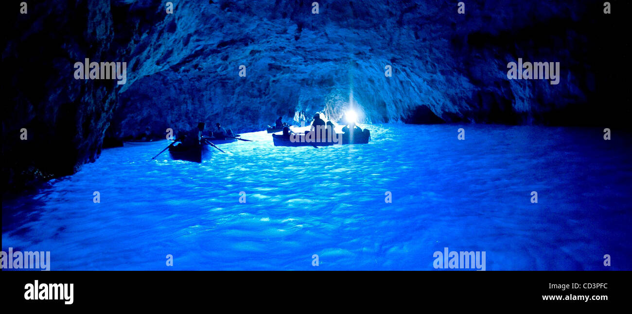 28. Mai 2008 - Capri, Italien - in der blauen Grotte. Die Blaue Grotte (Grotta Azzurra) ist eine Wasserhöhle an der Küste der Insel Capri, Italien. Sonnenlicht, eine Unterwasser-Höhle auf der Durchreise und scheint durch das Meerwasser schafft eine blaue Reflexion, die die Höhle beleuchtet.  (Bild Kredit: ¬ © Stockfoto