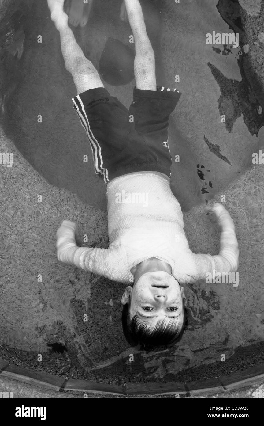 6. Juni 2008 schwebt - Newman, Kalifornien, USA - Garrett Spaulding, 12, auf dem Rücken in der Whirlpool für eine Bandage einweichen, erscheinen in einem Gedanken verloren zu werden. Keine Heilung zur Verfügung ist seine Zukunft unklar. Im Alter von 12 Jahren hat er fast die Hälfte seiner Lebensdauer erreicht. Die meisten Kinder mit seiner Form der EB nicht li Stockfoto 6. Juni 2008 schwebt - Newman, Kalifornien, USA - Garrett Spaulding, 12, auf dem Rücken in der Whirlpool für eine Bandage einweichen, erscheinen in einem Gedanken verloren zu werden. Keine Heilung zur Verfügung ist seine Zukunft unklar. Im Alter von 12 Jahren hat er fast die Hälfte seiner Lebensdauer erreicht. Die meisten Kinder mit seiner Form der EB nicht li Stockfoto