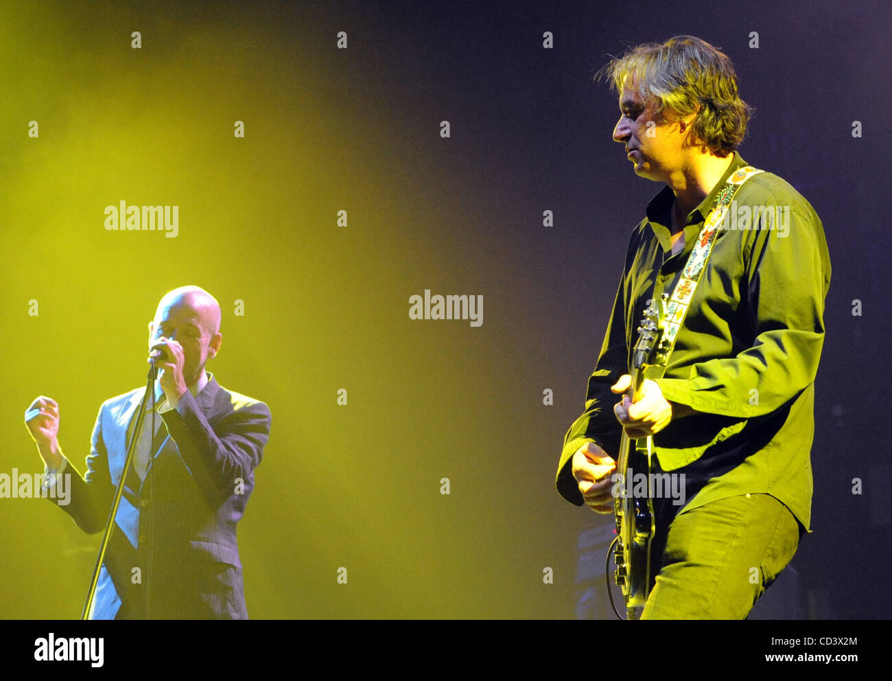 10. Juni 2008 - Raleigh, North Carolina; USA - Sänger MICHAEL STIPE und Gitarrist PETER BUCK der Band r.e.m. tritt als dort 2008 Tour macht Halt in der Time Warner Cable Musikpavillon mit Sitz in Raleigh. Copyright 2008 Jason Moore. Obligatorische Credit: Jason Moore Stockfoto