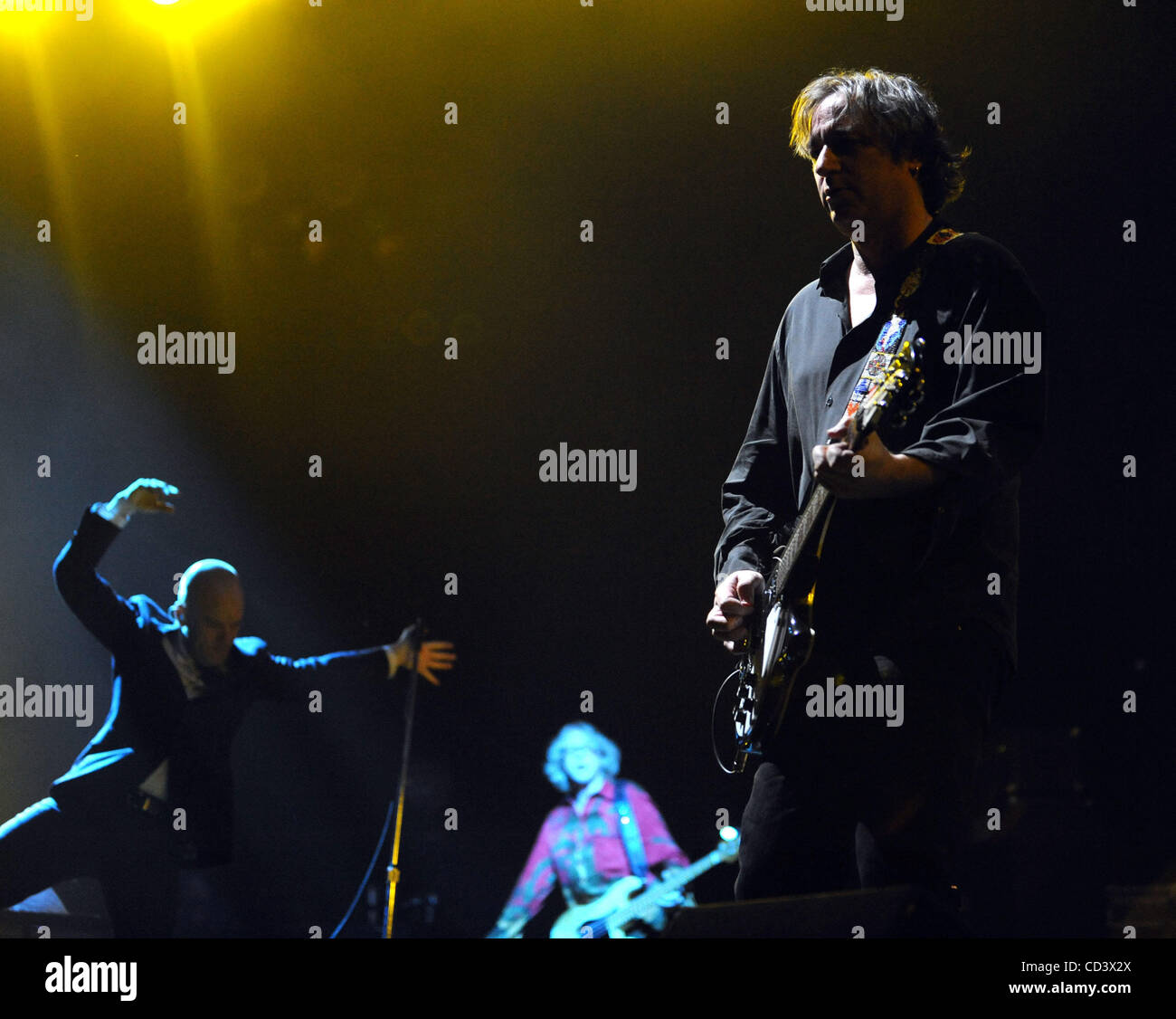 10. Juni 2008 - Raleigh, North Carolina; USA - (L-R) Bass-Gitarrist MIKE MILLS und Sänger MICHAEL STIPE, Gitarrist PETER BUCK von der Band r.e.m. tritt als dort 2008 Tour macht Halt in der Time Warner Cable Musikpavillon mit Sitz in Raleigh. Copyright 2008 Jason Moore. Obligatorische Credit: Jaso Stockfoto