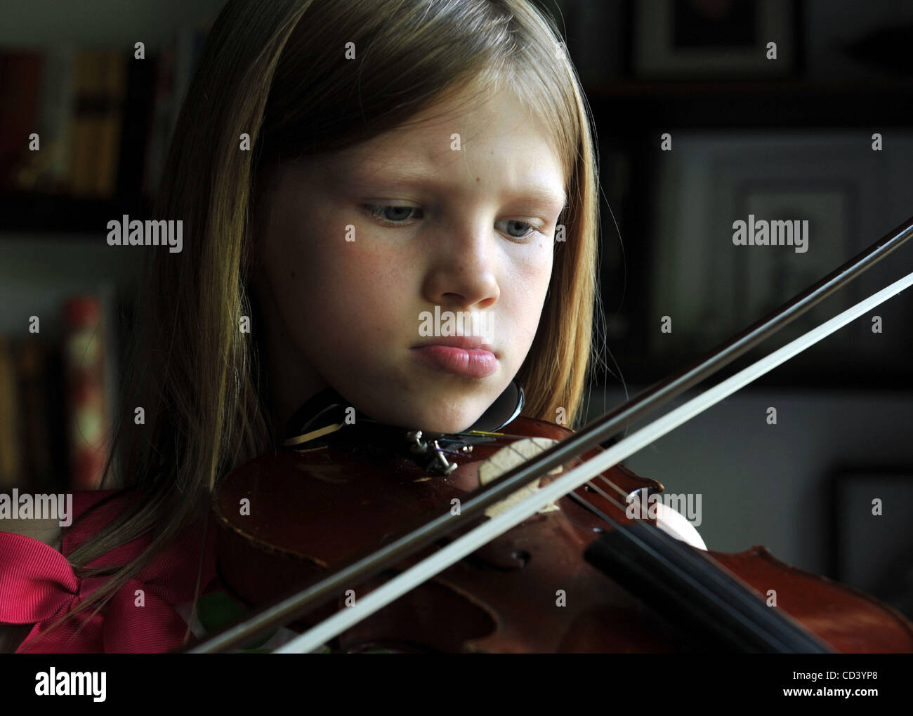 Indianapolis IN--Acht-jährige Alyssa Winter ihre Geige zu Hause täglich praktiziert und nimmt Privatunterricht von einem Verwandten, wenn sie können. Während Musikprogramme werden getrimmt oder geschnitten in öffentlichen Schulen im ganzen Land, entschlossenen Studenten wird einen Weg finden, zu lernen, musikalische Instrum spielen Stockfoto
