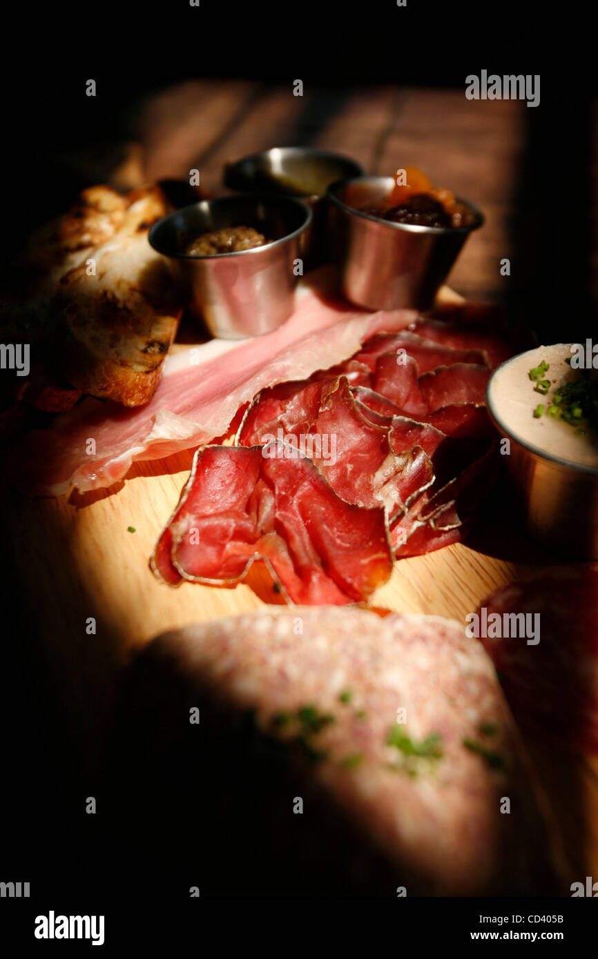 Ein Tablett mit einige der Angebote von Nachweis am Main bei 21c Hotel und Museum in Louisville, Kentucky, auf Dienstag, 24. Juni 2008. Herzstück ist Bison Breosala. Rechts ist Kaninchen Leber pat.Ž. Im Grunde ist Land patŽ. Auf der linken Seite des Bisons ist Schinken Americano. In den drei Tassen sind, von links, whol Stockfoto