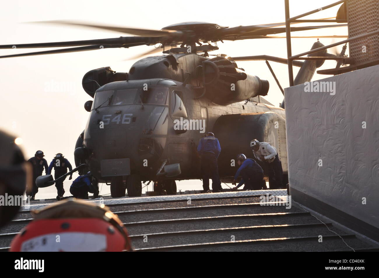 6. Juli 2008 - Japan - 110312-N-3999 C-142 USS TORTUGA, auf hoher See (12. März 2011) â €"USS Tortuga (LSD 46) Segler ein MH-53-Hubschrauber auf dem Flugdeck zu sichern, nachdem es einen sicheren Ansatz macht und die Landung. Tortuga ist in der 7. Flotte Einsatzbereich bereit, Erdbeben und Tsunami R unterstützen tätig. Stockfoto