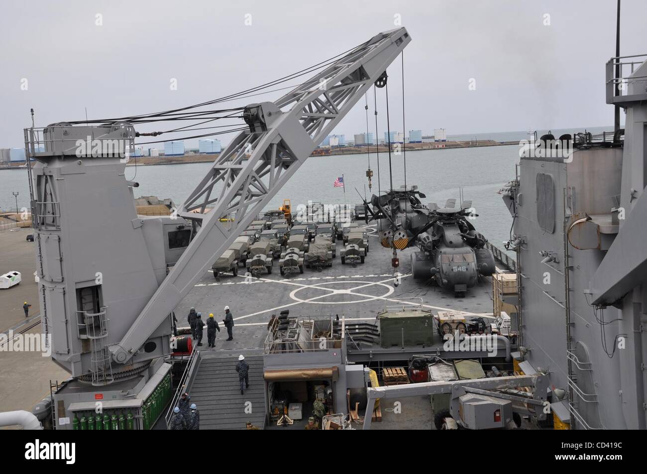 9. Juli 2008 - Japan - 110315-n-3999 C-009 KO TOMAKOMAI, Japan (15. März 2011) Â €"Mitglieder der USS Tortuga (LSD 46) akribisch alle Fahrzeuge und Geräte auf dem Flugdeck überprüfen, bevor das Schiff in Gang kommt, die Japan Ground Self-Defense Force Onload abzuschließen. Tortuga geladen mehr als 50 Schienen Stockfoto