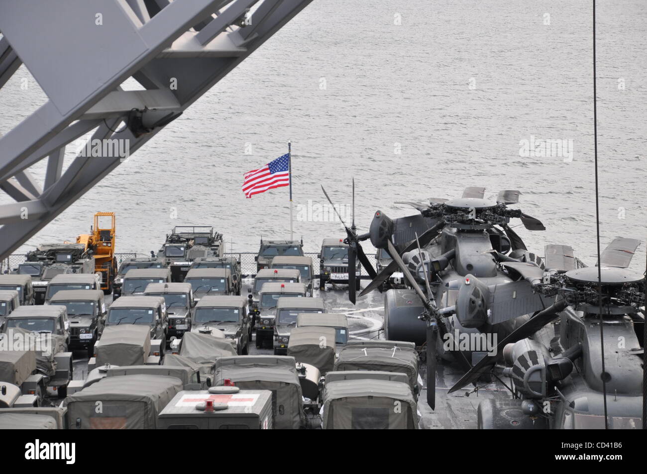 10. Juli 2008 Pazifik - Japan - 110316-N-2348B-013 (16. März 2011) Â €"Japan Boden-Self Defense Force Fahrzeuge decken das Flugdeck der amphibischen Dock Landungsschiff USS Tortuga (LSD-46) für die Lieferung an Onimato, Japan. 93 Fahrzeuge und 273 Japan Ground Self-Defense Force t geladen, Personal Stockfoto