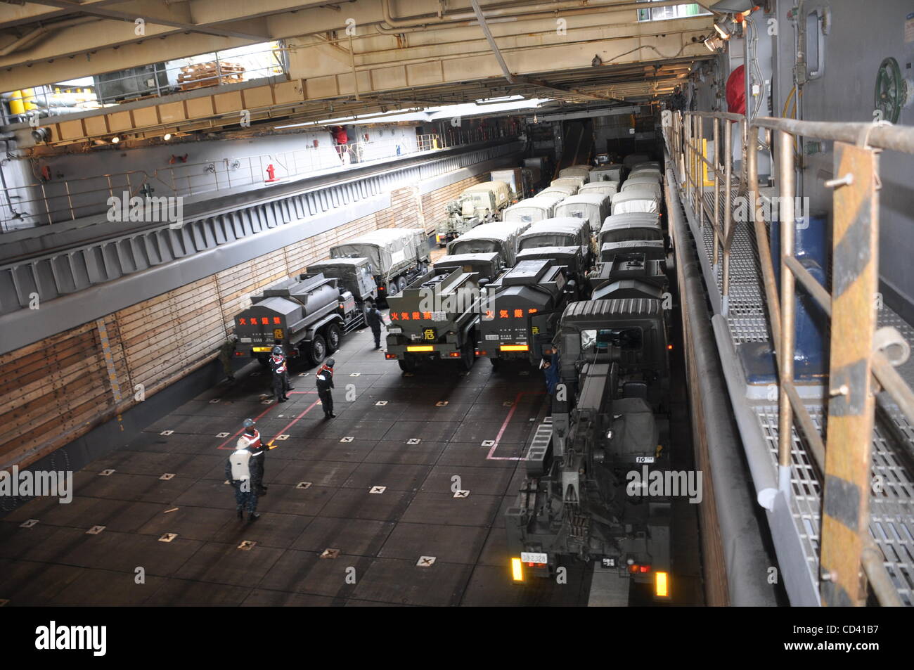 10. Juli 2008 - Japan - 110316-N-2348B-01 TOMOKAMAI KO, Japan (16. März 2011) Â €"Japan Ground Self-Defense Force Fahrzeuge Linie gut Deck der USS Tortuga (LSD 46) nach Auslieferung von Landing Craft Utility (LCU) 1627. Dies ist das erste Mal in der Geschichte, dass ein US-Kriegsschiff Japanisch durchgeführt hat Stockfoto