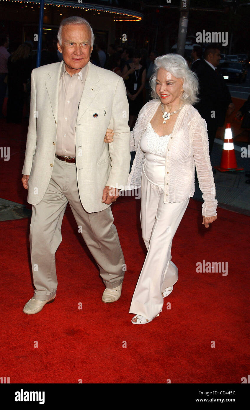 4. August 2008 - Hollywood, Kalifornien, US - I13509PR.'' VICKY CRISTINA BARCELONA "LOS ANGELES PREMIERE MANN VILLAGE THEATER, WESTWOOD, CA 04.08.08.  --BUZZ ALDRIN UND FRAU LOIS. (Kredit-Bild: © Phil Roach/Globe Photos/ZUMAPRESS.com) Stockfoto