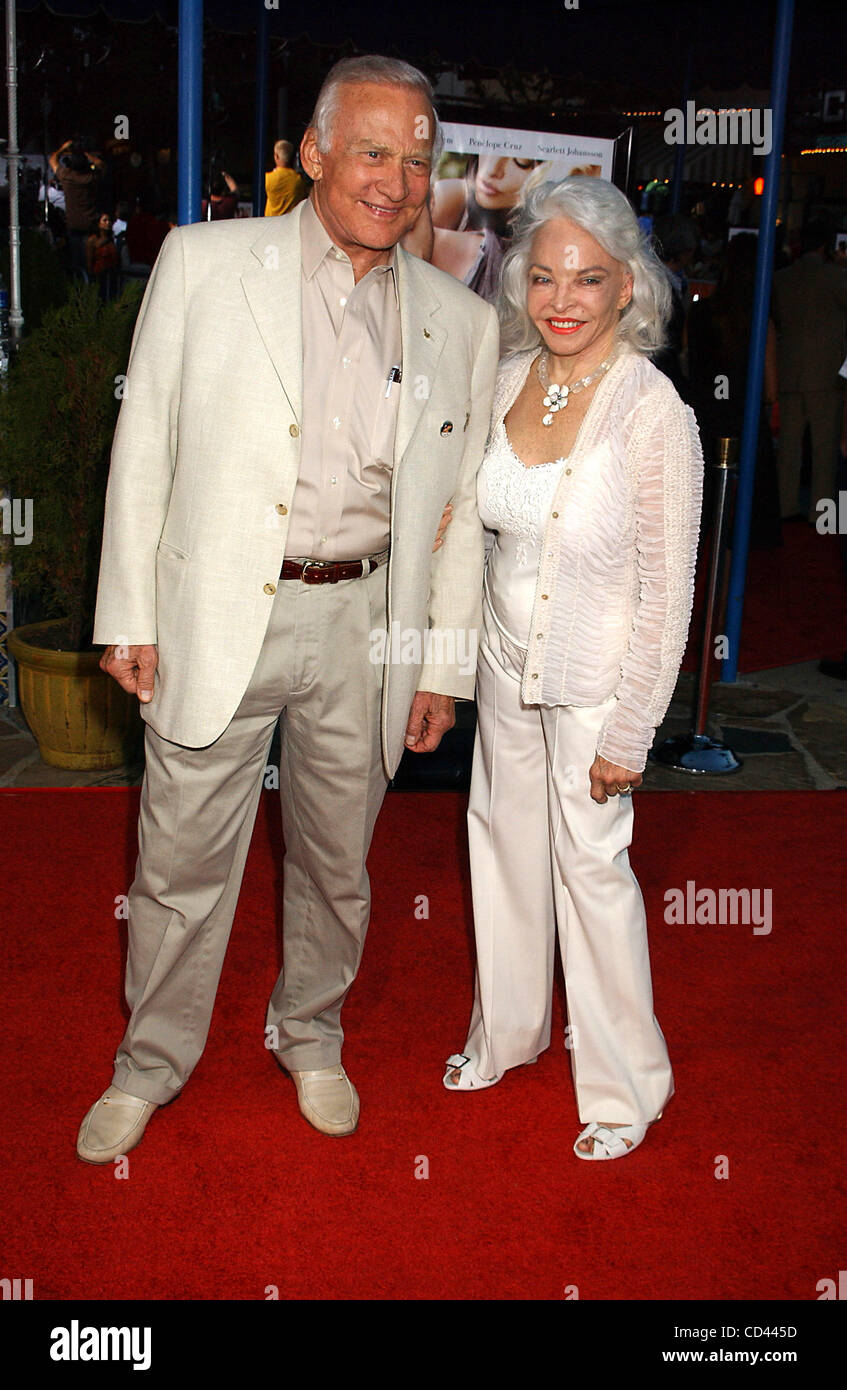 4. August 2008 - Hollywood, Kalifornien, US - I13509PR.'' VICKY CRISTINA BARCELONA "LOS ANGELES PREMIERE MANN VILLAGE THEATER, WESTWOOD, CA 04.08.08.  --BUZZ ALDRIN UND FRAU LOIS. (Kredit-Bild: © Phil Roach/Globe Photos/ZUMAPRESS.com) Stockfoto