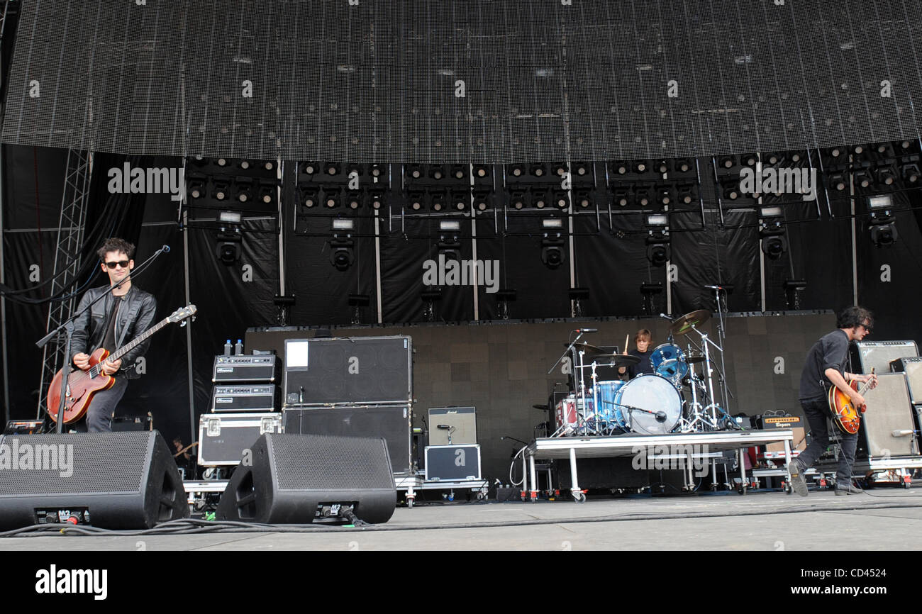 10. August 2008 - Baltimore, Maryland, USA-(L-R) Sängerin / Bass-Gitarrist ROBERT LEVON wurde Schlagzeuger LEAH SHAPIRO und Gitarrist PETER HAYES von der Band Black Rebel Motorcycle Club live als Teil der 2008 führt Virgin Mobile Music Festival, das nimmt Platz bei der Pimlico Race Course.  Die beiden Stockfoto