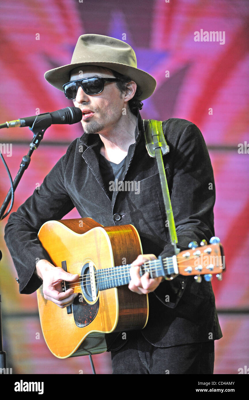 Sep 20, 2008 - Mansfield, Massachusetts; USA - führt Musiker JAKOB DYLAN live als Teil der 2008 Farm Aid Benefiz-Konzert, das einem ausverkauften Publikum im Comcast Center in Massachusetts stattfand. Copyright 2008 Jason Moore. Obligatorische Credit: Jason Moore Stockfoto