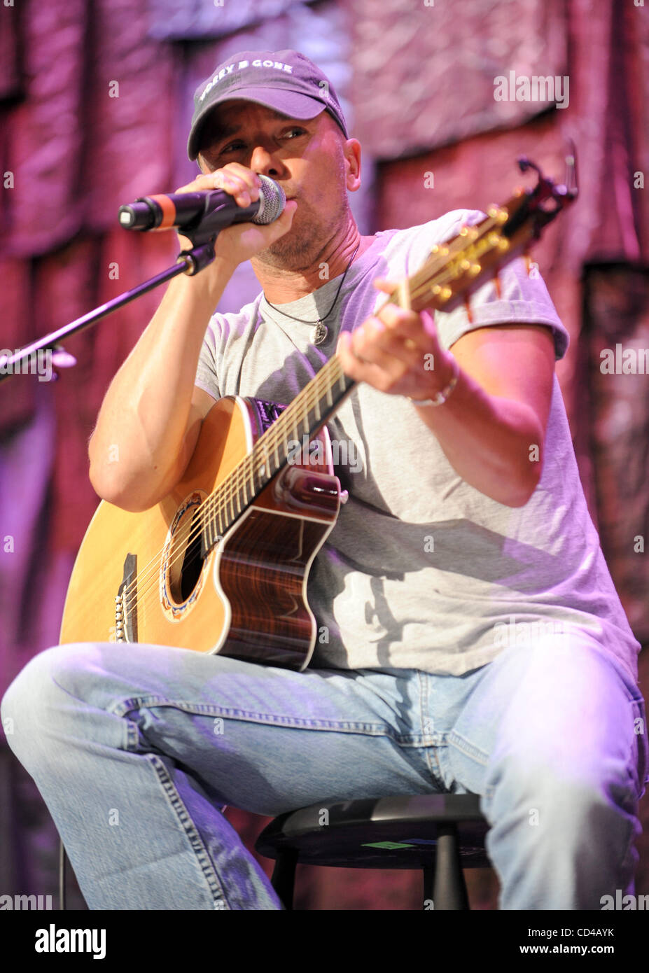 Sep 20, 2008 - Mansfield, Massachusetts; USA - führt Musiker KENNY CHESNEY live als Teil der 2008 Farm Aid Benefiz-Konzert, das einem ausverkauften Publikum im Comcast Center in Massachusetts stattfand. Copyright 2008 Jason Moore. Obligatorische Credit: Jason Moore Stockfoto