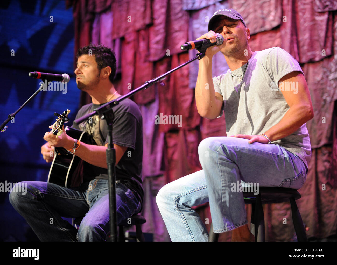 Sep 20, 2008 - Mansfield, Massachusetts; USA - führt Musiker KENNY CHESNEY live als Teil der 2008 Farm Aid Benefiz-Konzert, das einem ausverkauften Publikum im Comcast Center in Massachusetts stattfand. Copyright 2008 Jason Moore. Obligatorische Credit: Jason Moore Stockfoto