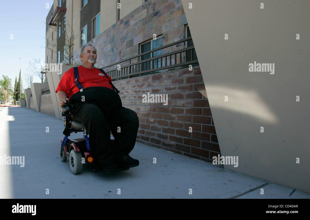30. September 2008, San Diego, CA,-Senioren in den Höhen Stadtplatz-Apartment-Komplex in Stadt Höhen stehen eine Mieterhöhung, die für viele Menschen leben auf fixed-Income schädlich werden. WILLIAM MAIDA, einen Rollstuhl gebunden resident, sagt die Mieterhöhung sein mageres Einkommen betonen wird.     Obligatorische Cr Stockfoto