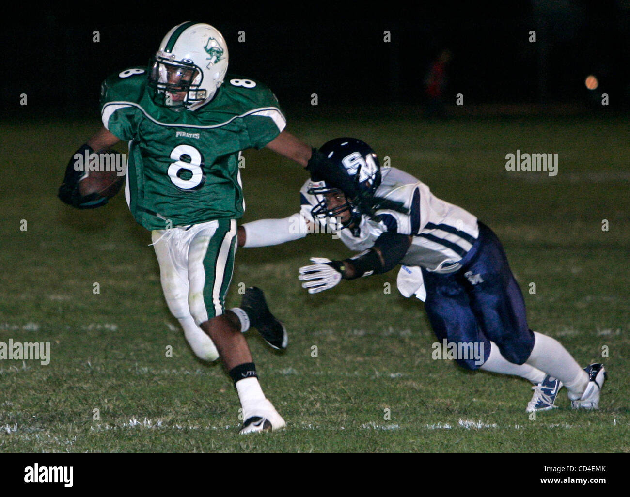 3. Oktober 2008, Oceanside, CA, USA High School Football, läuft hoch San Marcos Oceanside High - Oceanside König Halter (Cq) nach einen Pass abfangen. Rechts versucht, ihn zu bekämpfen ist IMARI DAVIS (Cq), des San Marcoss Credit: Foto von Charlie Neuman, San Diego Union-Tribune/Zuma Press. Copyright 2 Stockfoto