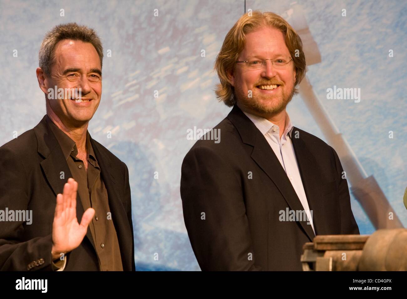 8. Oktober 2008 - Tokyo, Japan - Produzent JIM MORRIS (L) und uns Regisseur ANDREW STANTON (R) an der Pressekonferenz für den neuen Animationsfilm "Wall-E" in Tokyo Midtown statt teilnehmen. Der Film wird in den japanischen Kinos am 5. Dezember 2008 eröffnet. (Kredit-Bild: © Christopher Jue/ZUMA Press) Stockfoto