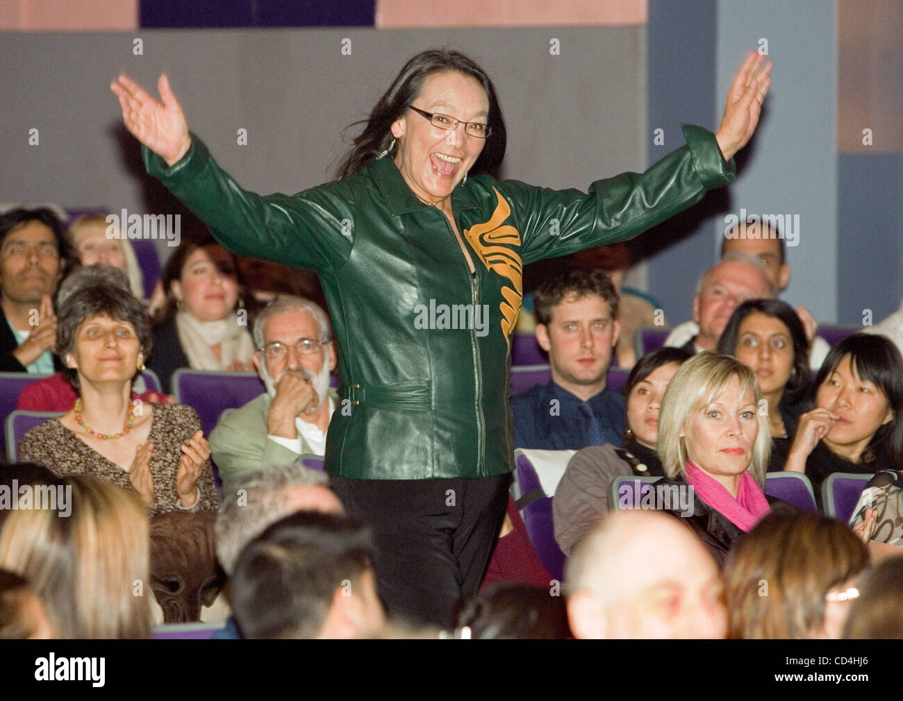 Tantoo Cardinal Schauspielerin feiert nach dem Sieg der "Women in Film & Vancouver künstlerischen Verdienst Fernsehpreis" für "Mütter & Töchter" vor dem Abschluss Gala Screening von "The Class" im Empire Granville 7 Theater am letzten Tag des Vancouver International Film Festival in Vancouver, Bri Stockfoto