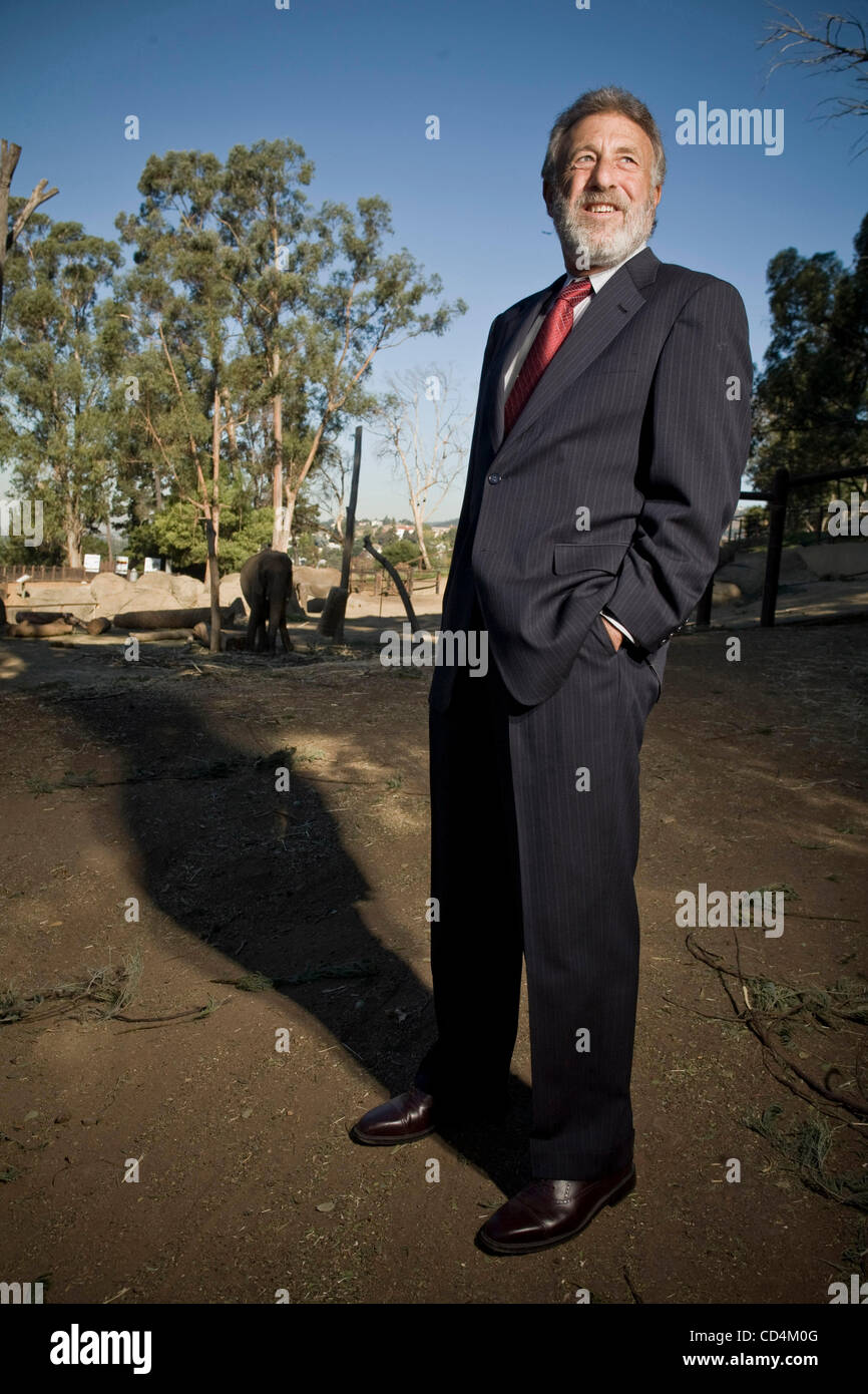14. Oktober 2008 fotografiert - Oakland, Kalifornien, USA - Men es Wearhouse CEO GEORGE ZIMMER, 59, im Zoo von Oakland. Er sitzt auf dem Oakland Zoo Board und er ist gutgeschrieben mit praktisch sparen des einzige Ortes im Alleingang. (Kredit-Bild: © Martin Klimek/ZUMA Press) Stockfoto