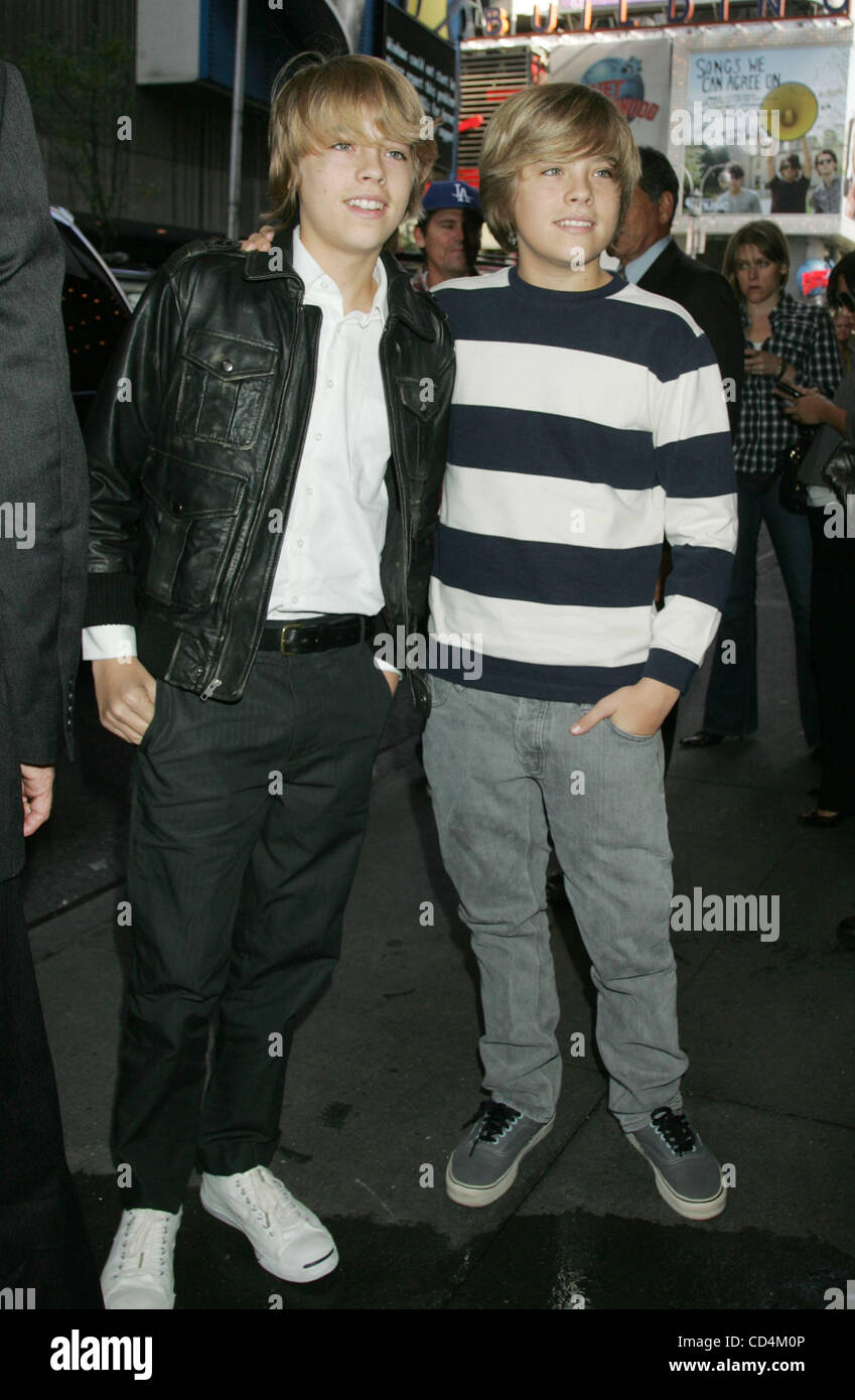 14. Oktober 2008 - New York, NY, USA - Schauspieler/Zwillingsbrüder COLE SPROUSE und DYLAN SPROUSE bei MTVs TRL statt manchmal Platz. (Kredit-Bild: © Nancy Kaszerman/ZUMA Press) Stockfoto