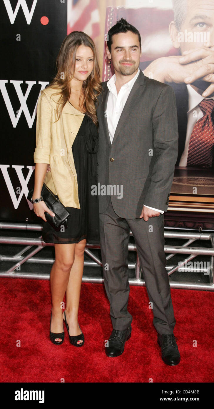 14. Oktober 2008 - New York, NY, USA - Schauspieler JESSE BRADFORD und seine Freundin TARA RETES besuchen die New Yorker Premiere von "W" im Ziegfeld Theatre statt. (Kredit-Bild: © Nancy Kaszerman/ZUMA Press) Stockfoto