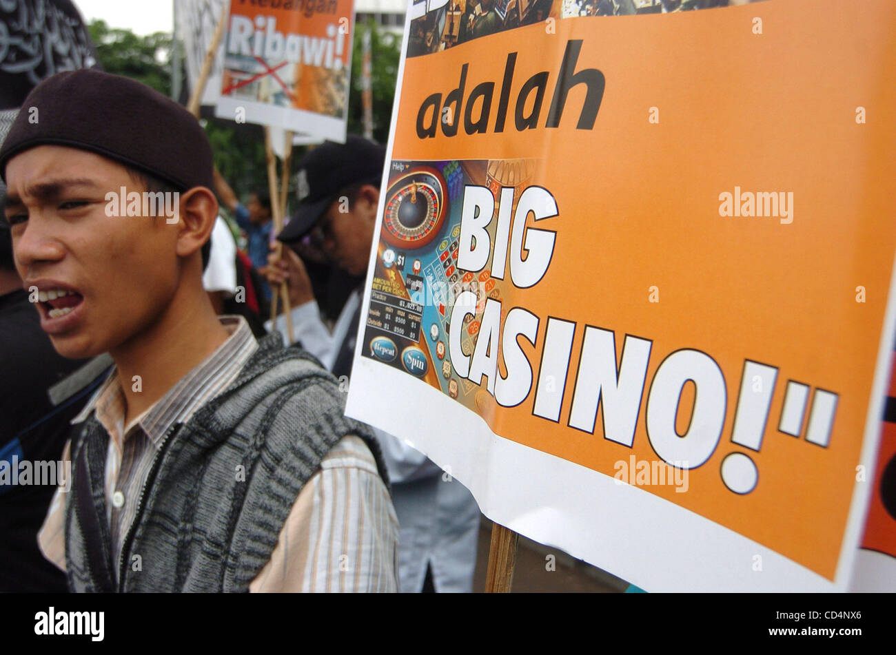 Ein Demonstrant hält ein Plakat, das liest "die Börse ist ein großes Casino während einer Anti-Kapitalismus-Protest in Jakarta,Indonesia.October 16, 2008". Etwa hundert muslimische Aktivisten inszeniert einen Protest gegen den Kapitalismus und Krise der Weltwirtschaft Stockfoto