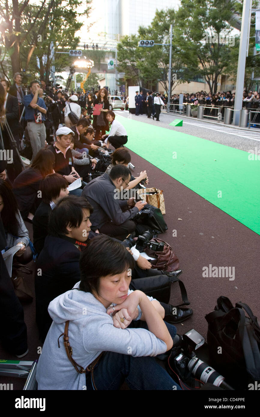 18. Oktober 2008 warten - Tokyo, Japan - Mitglieder der Presse für die Ankunft auf der 21. Tokyo International Film Festival (TIFF) Eröffnungsfeier in Roppongi Hills am 18. Oktober 2008 in Tokio zu beginnen. TIFF entrollte einen 200 Meter langen grünen Teppich, hergestellt aus recycelten PET-Flaschen Stockfoto