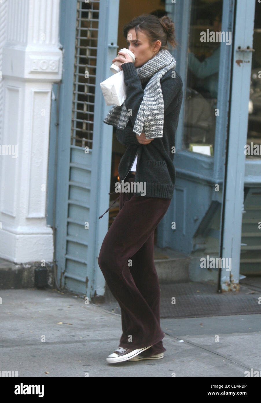 20. Oktober 2008 - New York, NY, USA - KEIRA KNIGHTLEY auf der New York-Filmset von "Letzte Nacht" in SOHO. (Bild Kredit: © Dan Herrick-KPA/Dan Herrick/ZUMA Press) Stockfoto