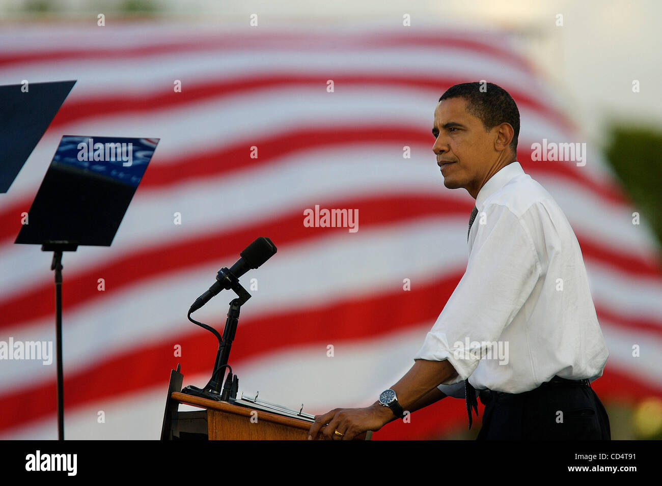 Barack Obama hält inne und blickt auf das Publikum während seiner Rede auf eine frühe Stimme für Änderung Rallye an Miami, Bicentennial Park.  Foto von Michael Francis McElroy/Zuma Stockfoto