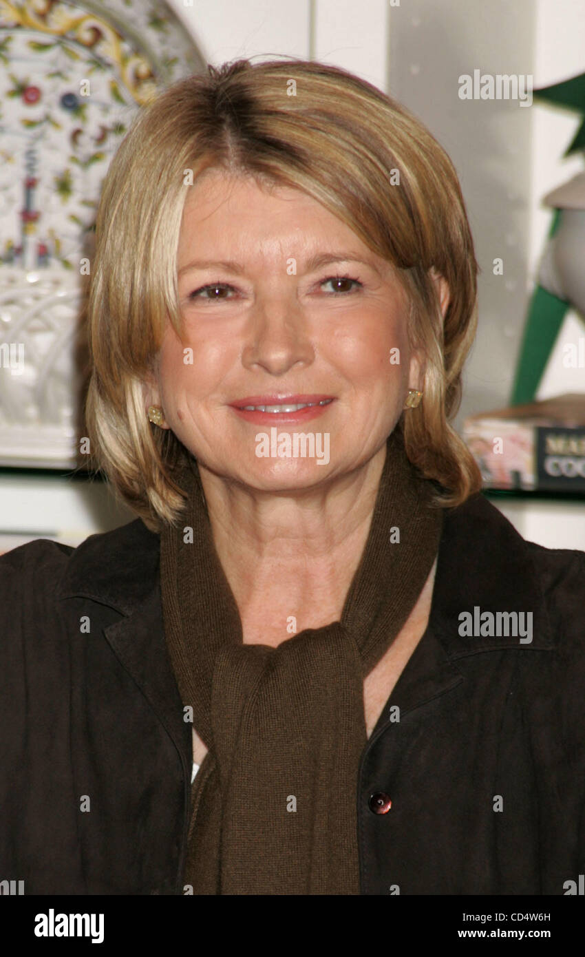 22. Oktober 2008 - New York, NY, USA - inländische Diva MARTHA STEWART fördert ihr neues Buch "Martha Stewart Cooking School: Unterricht und Rezepte für die Home Cook" im Williams-Sonoma im Time Warner Center statt. (Kredit-Bild: © Nancy Kaszerman/ZUMA Press) Stockfoto